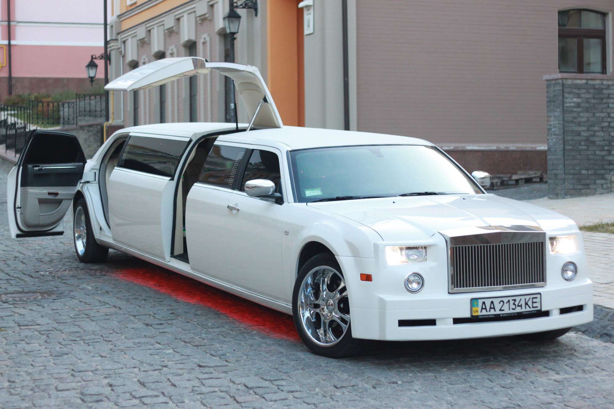 Лимузин Rolls-Royce Phantom Tiffani j8Vl аренда на прокат Киев. Цена грн/сутки - RentNow